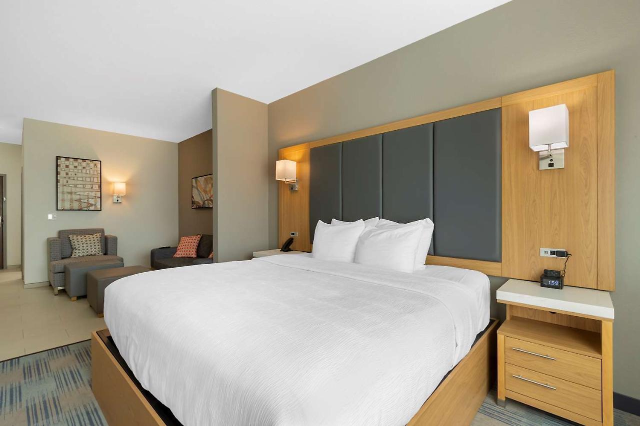 La Quinta Inn & Suites By Wyndham Coralville Iowa City Екстериор снимка