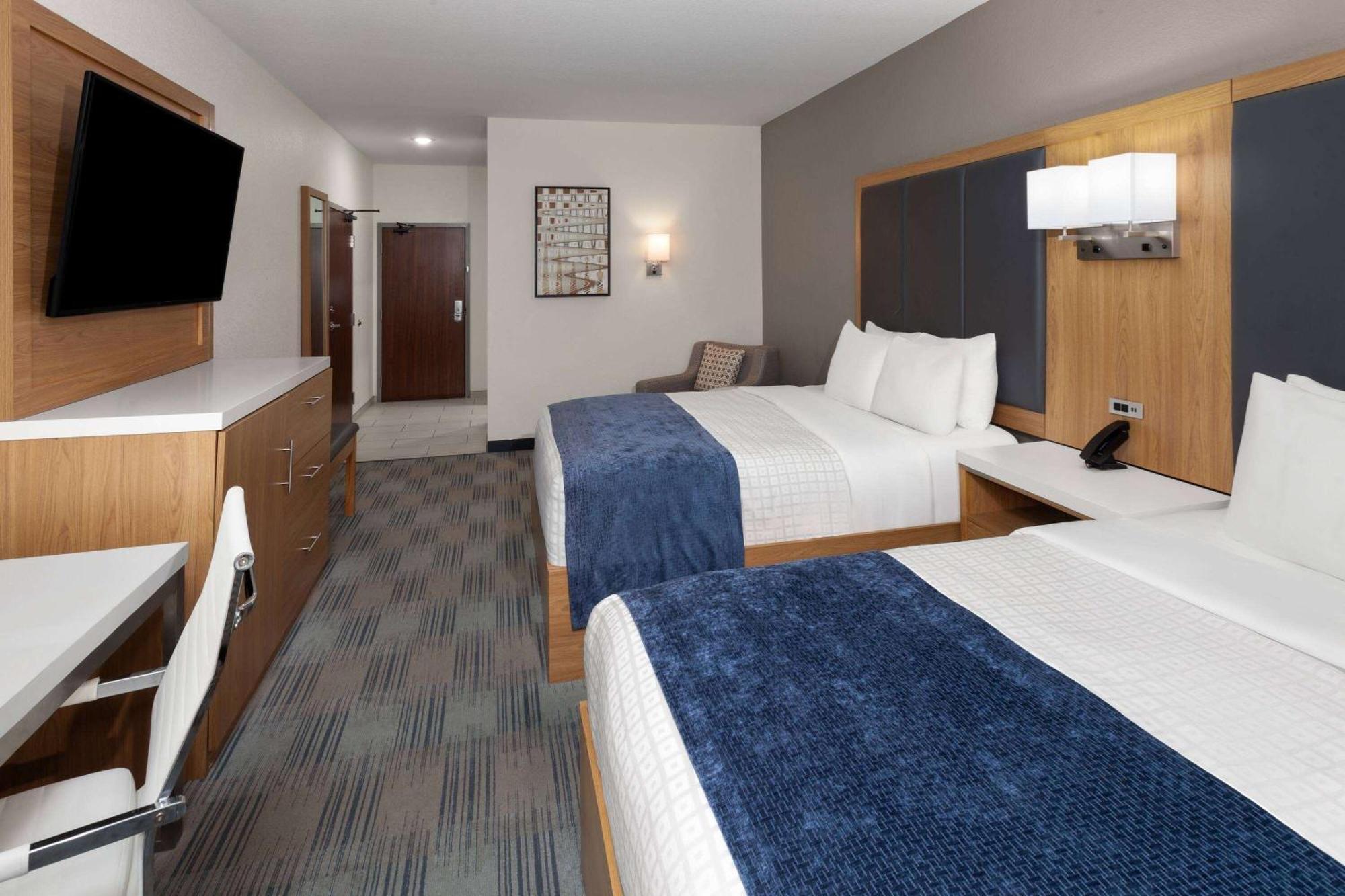 La Quinta Inn & Suites By Wyndham Coralville Iowa City Екстериор снимка