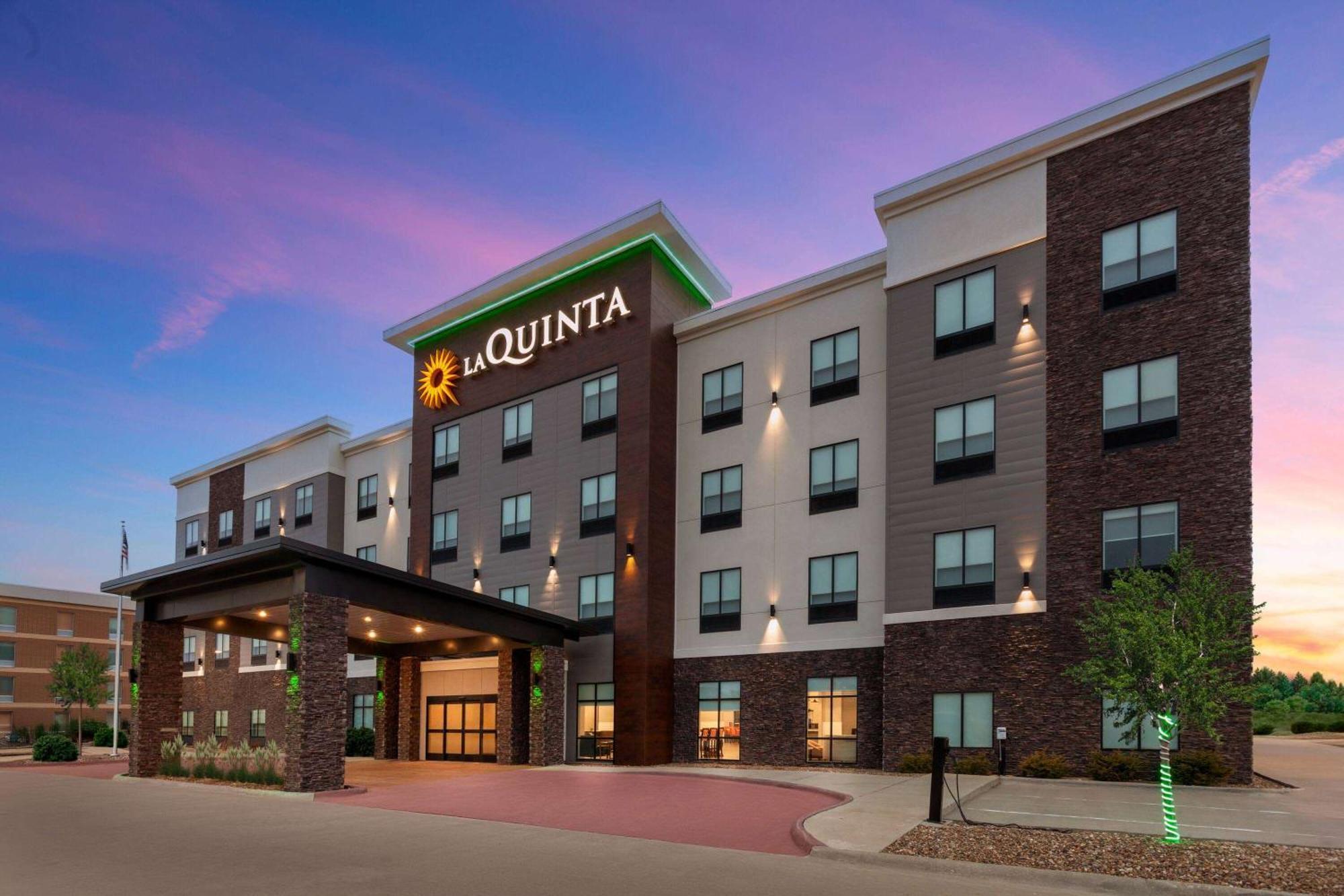 La Quinta Inn & Suites By Wyndham Coralville Iowa City Екстериор снимка